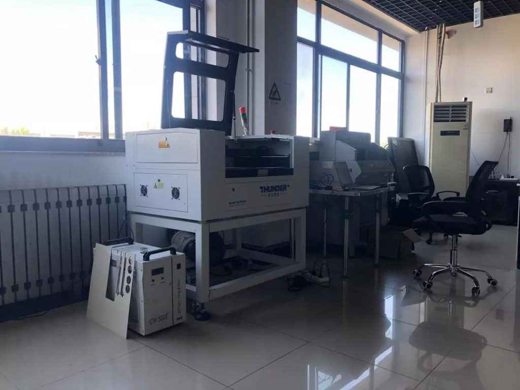 雷宇科教的張超鵬老師此行帶來激光創(chuàng)客教育普惠型激光切割機“樂造匠”