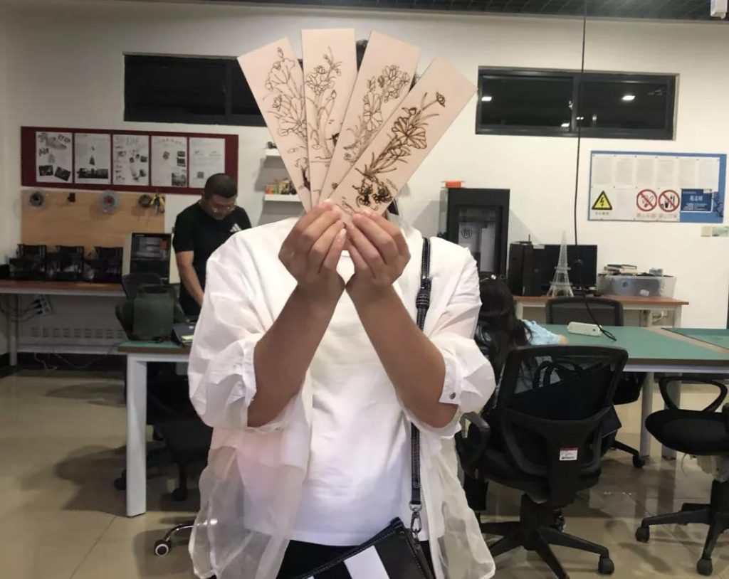 培訓班的學員們展開激光創(chuàng)客類、STEAM類綜合實踐課程教學和實踐。