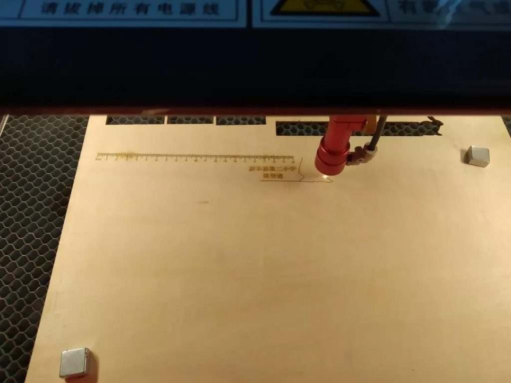 帶領大家了認識激光切割機，及其應用和技術、激光切割設計軟件和建模指南等，并帶學員們上機操作，切割出自己設計的作品。